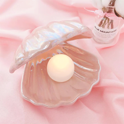 Clam Shell Light