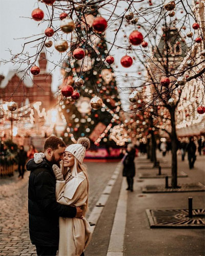 Christmas couple picture ideas