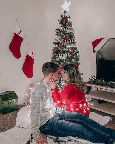 Christmas couple picture ideas