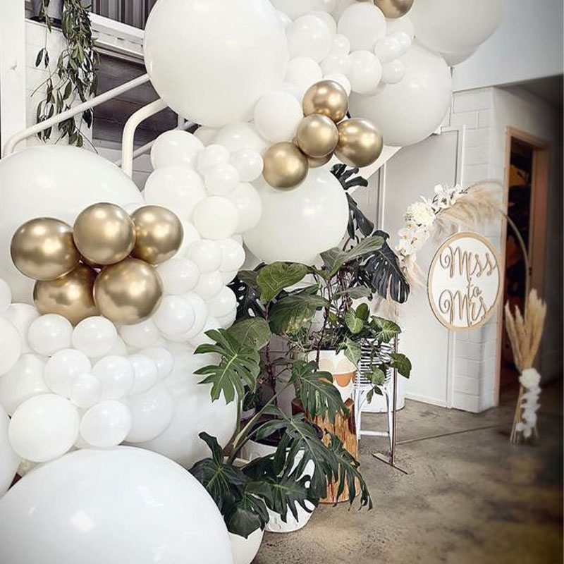 Gold and White Balloon Arch Gold and White Balloon Arch